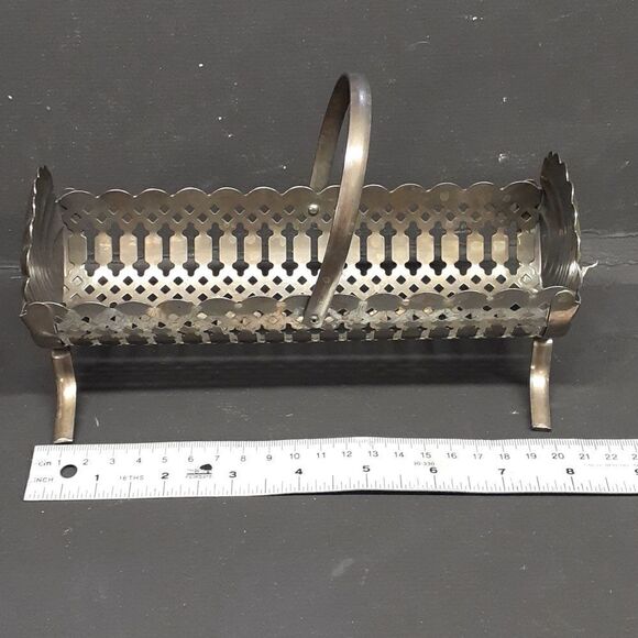 6 pc metal basket, silver plate biscuit tray, 2 silver wire bread basket… - Picture 6 of 10